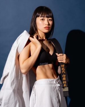 Konomi Naito Instagram - この度、師範代に昇格致しました。

憧れだった極真空手の師範代。

人生でいつか必ずと願っていたことが
今年、叶いました。

まだまだ先の話だと思っていたので
本当に本当に嬉しい。

空手を続けて21年

至らないことばかりですが指導者として
恥じぬことのないよう更に精進致します。

修行あるのみ。

もっと強くなります。

📸 @shirapyonphoto 
#action#actress#japan#japanese
#karate#kyokushin#kyokushinkarate#blackbelt#アクション#アクション女優#空手#極真空手#黒帯#武打#動作片#動作演員#女演員#액션#가라테#액션영화#일본#karatekid#karatelife#karatê#karaté#karatetraining#karatelove#calvinkleinunderwear #calvinklein #streetfighter