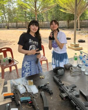 Konomi Naito Instagram - REAL GUN SHOOTING in Thai🇹🇭🔫

友人の紹介で普通ではなかなか入れない場所で
プロの早撃ち選手の方に指導して頂き

実弾で、4種類の銃を撃たせてもらいました👍

今まで何度かガンアクションをやって来ましたが、実際に撃ったことがなく今まで想像の中でお芝居していましたが、これからはこの経験を活かしてよりリアルなガンアクションができるといいなと思います✨

本当に最高で貴重な体験でした！
また必ず来ます！

Special thanks
@bank_pluto 
@lalissaa 
@chong.nom 
@fursan.misadama