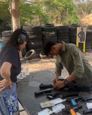 Konomi Naito Instagram - REAL GUN SHOOTING in Thai🇹🇭🔫

友人の紹介で普通ではなかなか入れない場所で
プロの早撃ち選手の方に指導して頂き

実弾で、4種類の銃を撃たせてもらいました👍

今まで何度かガンアクションをやって来ましたが、実際に撃ったことがなく今まで想像の中でお芝居していましたが、これからはこの経験を活かしてよりリアルなガンアクションができるといいなと思います✨

本当に最高で貴重な体験でした！
また必ず来ます！

Special thanks
@bank_pluto 
@lalissaa 
@chong.nom 
@fursan.misadama