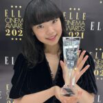 Kotone Furukawa Instagram - * エル シネマアワード2021にて、 エル ガール ライジングスター賞を頂きました。ありがとうございます！！ ・ 2021年はひたすらにむしゃらでしたが、今は落ち着いた気持ちで新しい壁を見上げています。 来年はもっと新しい姿をお見せできますように💪 ありがとうございました☺️🎖 ・ みなさんもマイペースに🏃‍♀️❤️‍🔥