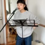 Kotone Furukawa Instagram - * NHK 特集ドラマ「アイドル」＜89分版＞が再放送されます。 11月4日(金)23:00 BSプレミアムにて👀是非見てください。 ・ 待子の声を作ってくださった石ケ森先生と。芝居と合わせて内から出る声で歌っても美しく聞こえるようにご指導いただきました🙇‍♂️ 本編でも歌っている『恋は優し野辺の花よ』と『風車の歌』をアコースティックver.でどうぞ👂 ・ thanks to @ishigamori1221