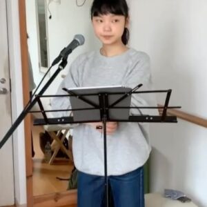 Kotone Furukawa Instagram - *
NHK 特集ドラマ「アイドル」＜89分版＞が再放送されます。
11月4日(金)23:00 BSプレミアムにて👀是非見てください。
・
待子の声を作ってくださった石ケ森先生と。芝居と合わせて内から出る声で歌っても美しく聞こえるようにご指導いただきました🙇‍♂️
本編でも歌っている『恋は優し野辺の花よ』と『風車の歌』をアコースティックver.でどうぞ👂
・
thanks to @ishigamori1221