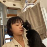 Kotone Furukawa Instagram - 「いっぱいかじる君がすき♡」 ・ 猫がどうすれば人慣れするか、といった質問がいくつかありましたので、私の考えをすこし🤏 ・ 私は今まで4匹の猫(ポン、カイ、スミ、むー)と一緒に過ごしてきましたが、むーのように人間大好きな猫もいれば、カイのようにお客さんがくるとタンスの奥に隠れて出てこない人見知りな猫もいて、スミはゴロゴロを殆ど聞いたことないけど愛嬌たっぷりな猫だし、ポンは抱っこ嫌いの聞かん坊でした。みんな子猫から育てた猫ですが、本当に猫それぞれ性格が違います。なので、猫とどう過ごすかは猫の性格に寄るとしか言いようがないと思っています。 人慣れしなくても、大切に愛情をもって育てていれば、それで充分なのでは☺️ のんびりできるお家があって、ご飯が食べられるだけでも、猫はちゃんと幸せだと思うのです。お2人に心地良い距離が見つかるといいですね🌱 ・ ちなみに、むーの自慢の写真たくさんあげていますが、むーはハッキリ言って暴れん坊で、手に穴が空くほど噛み、爪を立てて背中によじ登り、わたしの身体は傷だらけです🫠 その度に女優なんだぞーと言い聞かせますが（🤪）そんなこと分かりっこないので、むーとのコミュニケーションだと思ってされるがままにガジガジされてます。ちゃんと躾けたほうがいいよ！と言われることもありますが、私はむーに噛まれる時間も大好きで、動画に撮って見返すほどの“むー狂い“なので、そのままにしてます⭐︎(仕事の影響にならないように努力はしてますよ！)飼い主と猫の距離感はきっと、本当に人それぞれだと思います。 愛情表現なのか、何かを訴えているのか、むーの気持ちが分からないことはしょっちゅうですが、せめてむーが病気にならないよう長生きできるよう精一杯お世話しようと思っています✌️ みなさんと、愛猫に幸あれ！