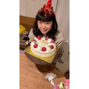 Kotone Furukawa Instagram - * お誕生日でした ・ 25日に25歳になったので、にこにこな年にします🥳皆さんもにこにこいてください✌️ いつもいつもありがとうございます(っᐖ )╮ =͟͟͞͞❤️‍🔥 ・ 昨日の現場で、スタッフさんたちに頂いたケーキ🎂 ずっとこうやって食べてみたかった… ごちそうさまでしたっ🙏🙏🙏 ・ Today is my 25th birthday 🥳 ・ I believe my 25th year will be full of laughter for me and hope you guys too! Thank you for your love all the time❤️‍🔥 ・ Staffs gave me this awesome cake yesterday. And I always wanted to eat like this!!!!!!!!!! Thank you 🙏🙏🙏