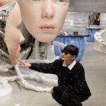 Kozue Akimoto Instagram - 日本初のGENTLE MONSTERのフラッグシップストアが青山に🤓🕶️ パリのオフィスで見た時から待ち望んでたMargielaとのコラボ第2弾も勢揃い🥹🥹🥹👏🏻 (毎回かわいいのありすぎて、困っちゃう🤣🤔) レザーで包まれたサングラスがとても美しくてお気に入り🖤 (GENTLE MONSTERのオリジナルのクリアメガネも購入🤓) コスメだけど、アクセサリーとしても、オブジェとしてもかわいいTAMBURINSのエリアも🤤🧼 この日のパールのニットとマッチした、パールのパフュームケースがコーデのアクセントにもなって気に入ってる🙆🏻‍♀️💯 アイテムはもちろん、空間作りがさすがすぎて、早くまた行きたい😂👏🏻👏🏻👏🏻✨ (これどうなってるの？この素材は？って質問攻めしてすみません😂🙇🏻‍♀️) #GENTLEMONSTERAOYAMA #TAMBURINS #TAMBURINSAOYAMA #PUMKINI #ジェントルモンスター #ジェントルモンスター青山