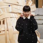 Kozue Akimoto Instagram - 日本初のGENTLE MONSTERのフラッグシップストアが青山に🤓🕶️ パリのオフィスで見た時から待ち望んでたMargielaとのコラボ第2弾も勢揃い🥹🥹🥹👏🏻 (毎回かわいいのありすぎて、困っちゃう🤣🤔) レザーで包まれたサングラスがとても美しくてお気に入り🖤 (GENTLE MONSTERのオリジナルのクリアメガネも購入🤓) コスメだけど、アクセサリーとしても、オブジェとしてもかわいいTAMBURINSのエリアも🤤🧼 この日のパールのニットとマッチした、パールのパフュームケースがコーデのアクセントにもなって気に入ってる🙆🏻‍♀️💯 アイテムはもちろん、空間作りがさすがすぎて、早くまた行きたい😂👏🏻👏🏻👏🏻✨ (これどうなってるの？この素材は？って質問攻めしてすみません😂🙇🏻‍♀️) #GENTLEMONSTERAOYAMA #TAMBURINS #TAMBURINSAOYAMA #PUMKINI #ジェントルモンスター #ジェントルモンスター青山