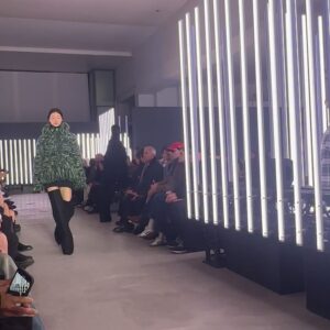 Kozue Akimoto Instagram - 💙sacai💙
#pfw #sacai