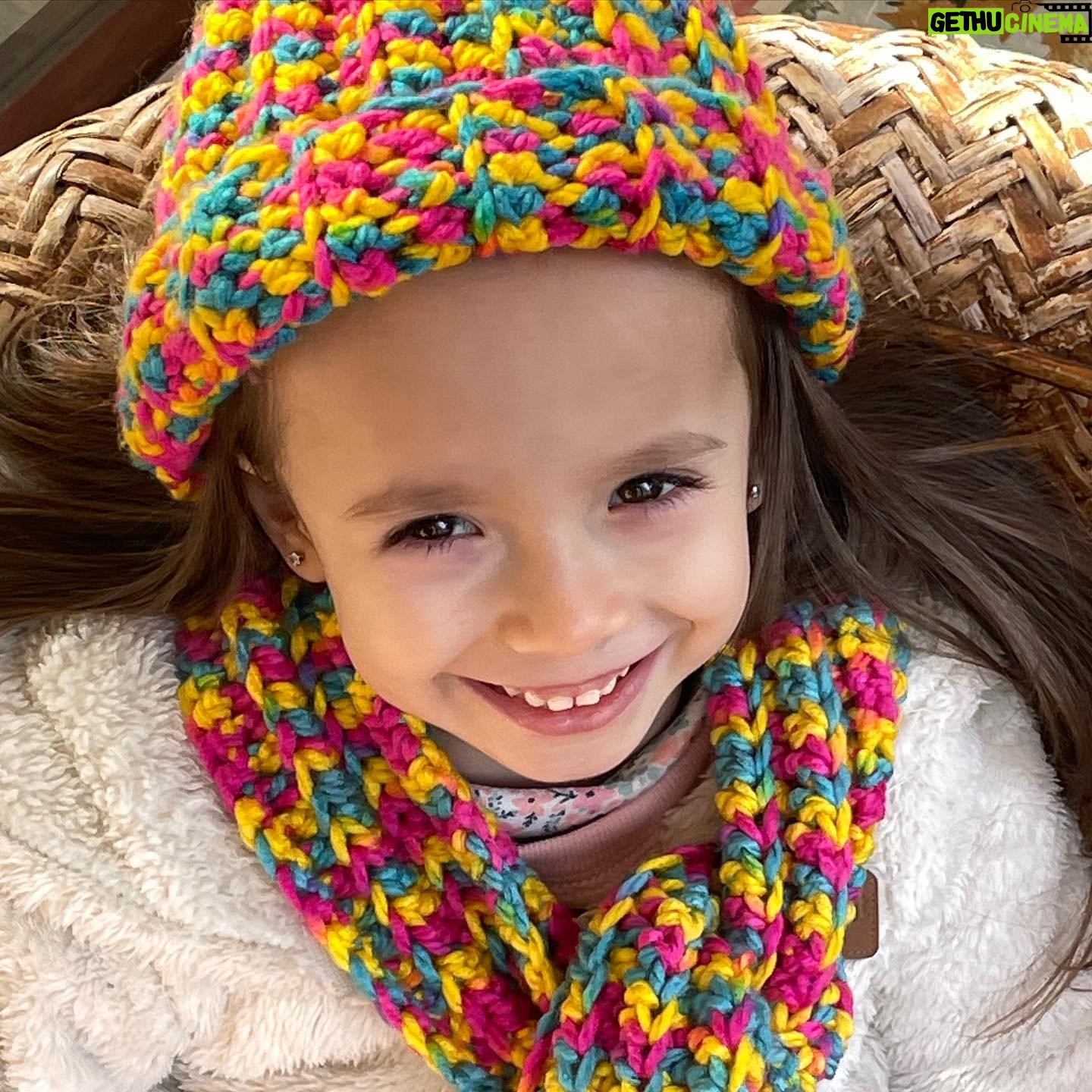 Krishna de Caso - 473 Likes - No pude decidirme cuál foto me gustaba más, a si es que subí las 4 😍😍😍 Cuál les gusta más ? Su cara de felicidad fue por su gorro y bufanda que le tejí con muchos colores como ella quería ( tejido con #queen de @revesderecho )