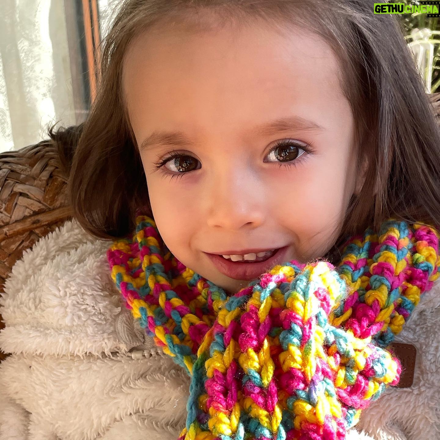 Krishna de Caso - 473 Likes - No pude decidirme cuál foto me gustaba más, a si es que subí las 4 😍😍😍 Cuál les gusta más ? Su cara de felicidad fue por su gorro y bufanda que le tejí con muchos colores como ella quería ( tejido con #queen de @revesderecho )