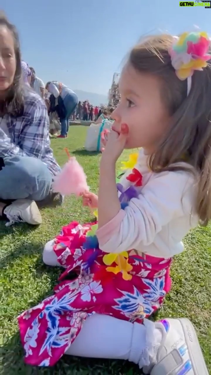 Krishna de Caso - 1.6K Likes - Disfrutando de pequeños momentos que nos llenan el corazón 😍💚😉 #juntas #churros #algodondeazucar #fiestaspatriaschile #graciasgraciasgracias