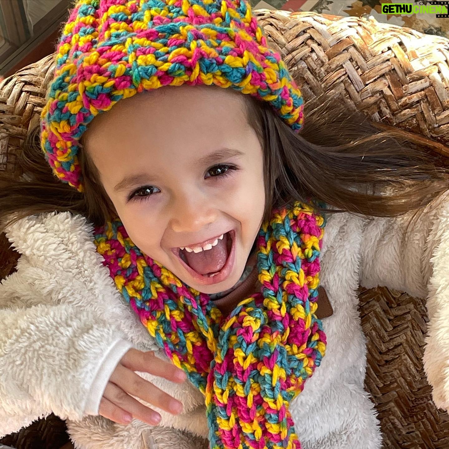 Krishna de Caso - 473 Likes - No pude decidirme cuál foto me gustaba más, a si es que subí las 4 😍😍😍 Cuál les gusta más ? Su cara de felicidad fue por su gorro y bufanda que le tejí con muchos colores como ella quería ( tejido con #queen de @revesderecho )