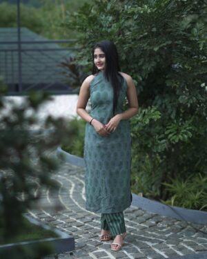 Krishnapriya K Nair Instagram - 🌿🌿🌿

📍 : @thegrandcliffmunnar @nichestays 
👗 : @saaih_design_studio 
📸 : @dheerajmurali 

#naturephotography #vibes #lovenature #staycation #stayclam