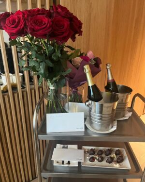 Krista Kosonen Instagram - I got the cake, champagne and a secret note that says ”I U ❤️” 
It was a good day. ✨

#40 #birthday #synttärit #praha #friends #family