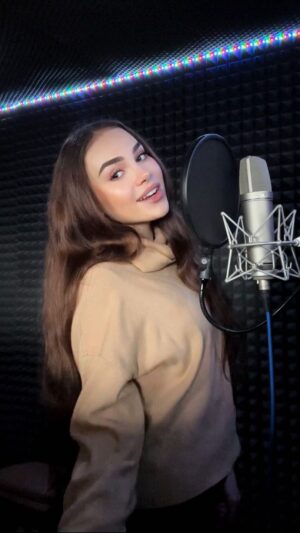Kristal Shine Instagram - Nová songa vyjde spolu s mojim EP-čkom 27.10!❤️
Veľmi dúfam, že sa vám bude páčiť!🫣