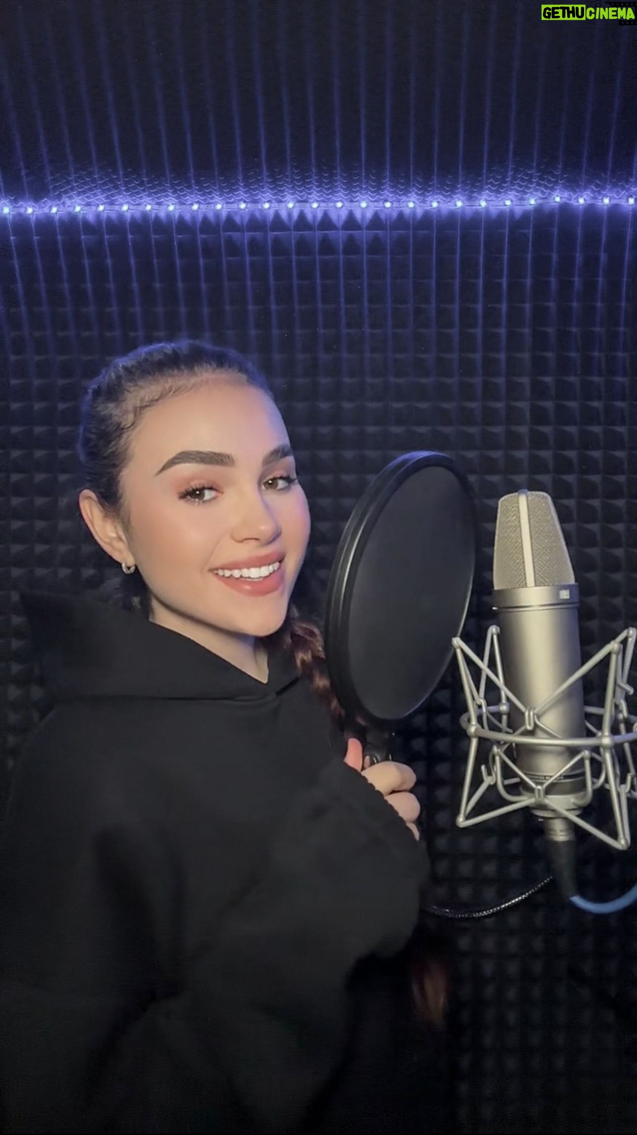 Kristal Shine Instagram - Predstavujem vám kúsok z mojej novej songy! Čo na ňu hovoríte? Ja z nej mám veľkú radosť. A dúfam, že sa vám bude páčiť.🫣❤️