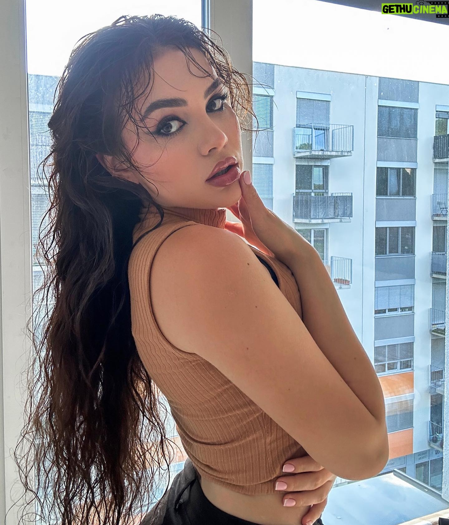 Kristal Shine Instagram - Tento look vznikol totálne random. Myslím že stačí ak napíšem že pôvodný plán bol zagélovaný drdol a prirodzený make-up.😄 A vlastne z toho vzniklo niečo takéto.😁🫶🏻