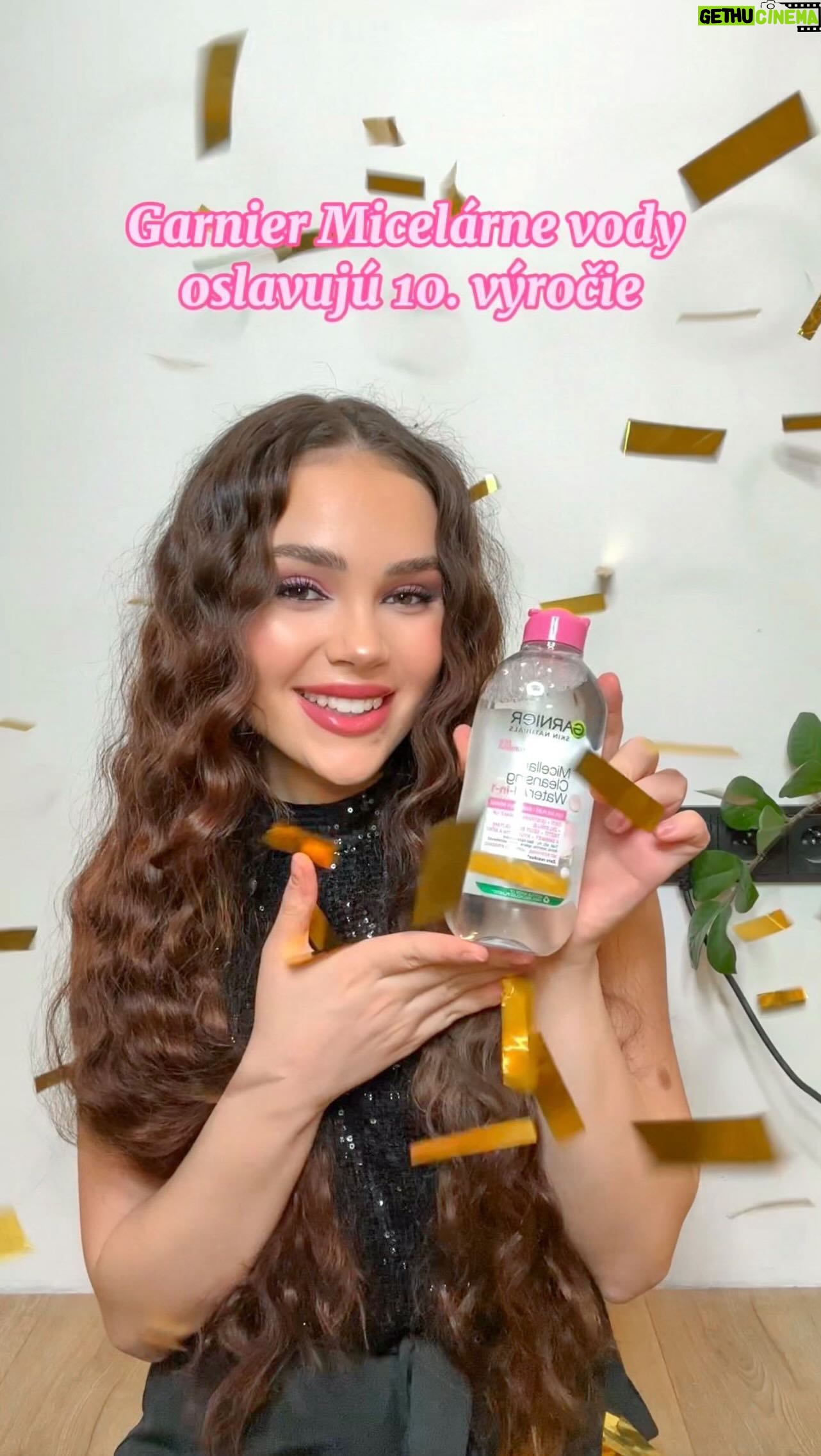 Kristal Shine - 560 Likes - Garnier MicelΓ‘rne vody oslavujΓΊ 10. vΓ½roΔie!π
Ja nechΓ‘pem kde sa tΓ½ch 10 rokov stratilo!π
KaΕΎdopΓ‘dne, som veΔΎmi rada ΕΎe s vami mΓ΄ΕΎem touto cestou zdieΔΎaΕ₯ jeden s mojich (asi najdlhΕ‘ie pouΕΎΓvanΓ½ch) fav produktov.π₯°
MicelΓ‘rne vody od @garnier_czsk ma sprevΓ‘dzajΓΊ celou mojou Γ©rou lΓΔenia. VΕ‘etkΓ½mi mojimi pokusmi o nejakΓ½ make-up look, rΓ΄zne trendy na tiktoku a samozrejme kaΕΎdodennΓ© odliΔovanie.
Rada by som na zΓ‘ver vyzdvihla ΕΎe vΔaka 100% recyklovatelnΓ½m a recyklovanΓ½m obalom je moΕΎnΓ© ich opΓ€tovne vyuΕΎiΕ₯.π
#garnierczsk #skincare #spoluprace #garnierfestivalmakeupchallenge