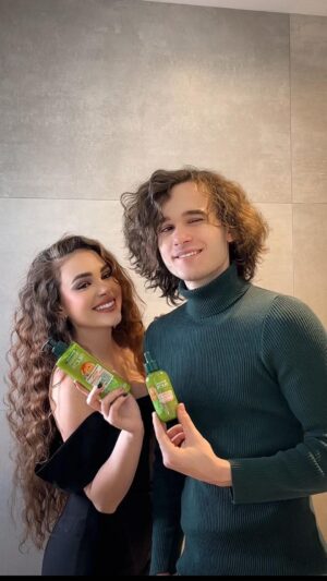 Kristal Shine Instagram - Ahojky! Pokud mě sledujete déle, tak víte že já velmi ráda zkouším všechny produkty co se týkají vlasové péče! 😁 Dnes jsem do testování zatáhla i mého bratra a společně jsme zkoušeli radu Garnier Fructis Vitamin & Strength. Skládá se ze 4 produktů: šampon, kondicioner, sérum a bezoplachový krém! Produkty jsou zaměřeny hlavně na výživu a posílení vlasů od kořínků ke koncům (obsahuje biotin a derivát vitamínu C🍊). Jsou určeny pro všechny typy vlasů.✨
#spoluprace #garnierfructis #garnierczsk #garnierfructisunisex #haircarewithoutcompromise #haircarewithoutexperiments #fructisvitaminstrength #forallhairtypes