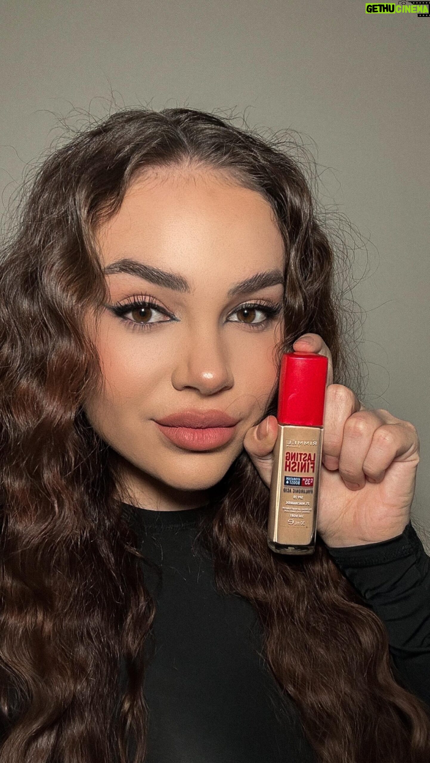 Kristal Shine - 802 Likes - Ahojky! Tento make-up od @rimmellondonczsk jsem vΓ‘m jednou uΕΎ ukazovala. A dnes se vΓ‘m s nΓm hlΓ‘sΓm znovu! π€ UΕΎ ho poctivΔ pouΕΎΓvΓ‘m 3 mΔsΓc a musΓm upΕΓmnΔ ΕΓct, ΕΎe vΓ‘m ho mΕ―ΕΎu jen doporuΔit. Za mΔ je to ideΓ‘lnΓ produkt pro bΔΕΎnΓ© noΕ‘enΓ (pokud mΓ‘te rΓ‘di vyΕ‘Ε‘Γ krytΓ). Plus teΔ pΕes zimu si ho neumΓm vynachvΓ‘lit jelikoΕΎ pleΕ₯ krΓ‘snΔ hydratuje!βοΈ
#rimmellastingfinish #spoluprace