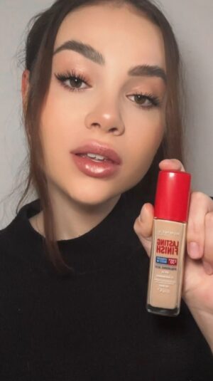 Kristal Shine Instagram - Zdravím vaaas! Dnes si se mnou vyzkoušíte tento make up od @rimmellondonczsk. Kromě toho že jsem zkoušela jak se s ním pracuje, tak jsem se rozhodla otestovat i jeho výdrž během dne, krytí a zároveň slíbenou hydrataci! 😁A pokud vás zajímá jak dopadl… tak prošel!😏Pleť zůstala po celém dni nošení krásne hydratovaná a co se týká výdrže, tak bych ji ohodnotila také velmi kladně, protože make-up vydržel pěkně nanesený až do večera než jsem si ho odlíčila! 🥰
Nezanesl se nikde do vrásek (například pod oči a podobně) s čím mám u většiny make-upů problém co mě potěšilo.
Takže pokud hledejte make-up s vyšším krytím, tak doporučuji vyzkoušet! #rimmellastingfinish #spoluprace