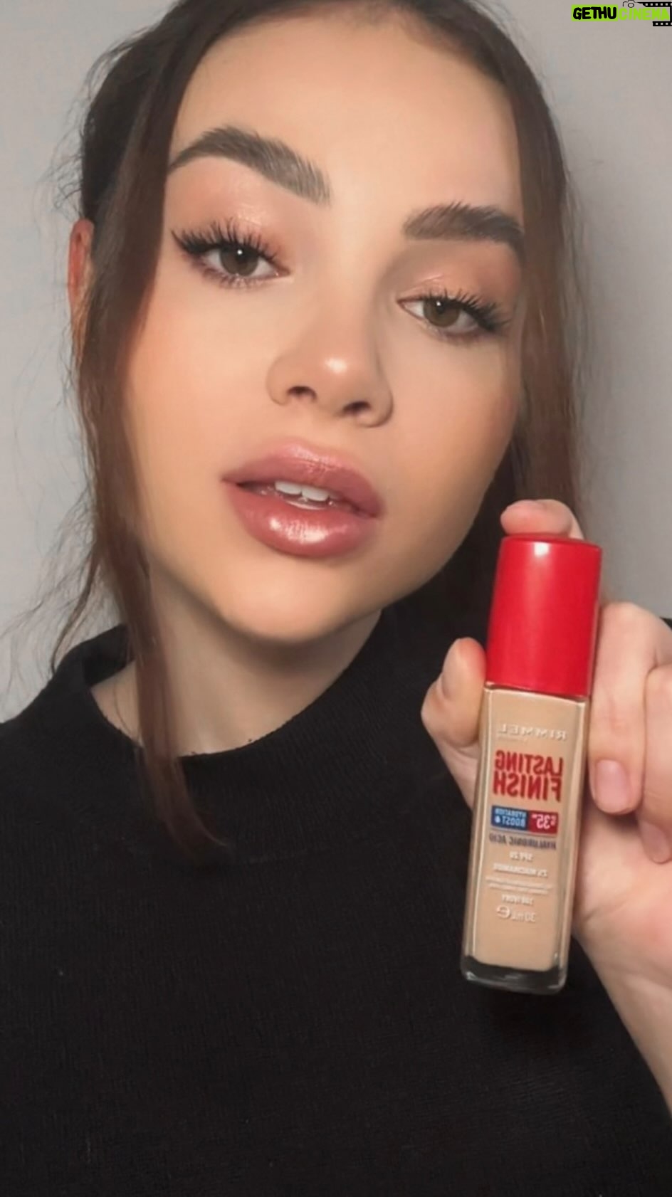 Kristal Shine - 613 Likes - ZdravΓm vaaas! Dnes si se mnou vyzkouΕ‘Γte tento make up od @rimmellondonczsk. KromΔ toho ΕΎe jsem zkouΕ‘ela jak se s nΓm pracuje, tak jsem se rozhodla otestovat i jeho vΓ½drΕΎ bΔhem dne, krytΓ a zΓ‘roveΕ slΓbenou hydrataci! πA pokud vΓ‘s zajΓmΓ‘ jak dopadlβ¦ tak proΕ‘el!πPleΕ₯ zΕ―stala po celΓ©m dni noΕ‘enΓ krΓ‘sne hydratovanΓ‘ a co se tΓ½kΓ‘ vΓ½drΕΎe, tak bych ji ohodnotila takΓ© velmi kladnΔ, protoΕΎe make-up vydrΕΎel pΔknΔ nanesenΓ½ aΕΎ do veΔera neΕΎ jsem si ho odlΓΔila! π₯°
Nezanesl se nikde do vrΓ‘sek (napΕΓklad pod oΔi a podobnΔ) s ΔΓm mΓ‘m u vΔtΕ‘iny make-upΕ― problΓ©m co mΔ potΔΕ‘ilo.
TakΕΎe pokud hledejte make-up s vyΕ‘Ε‘Γm krytΓm, tak doporuΔuji vyzkouΕ‘et! #rimmellastingfinish #spoluprace