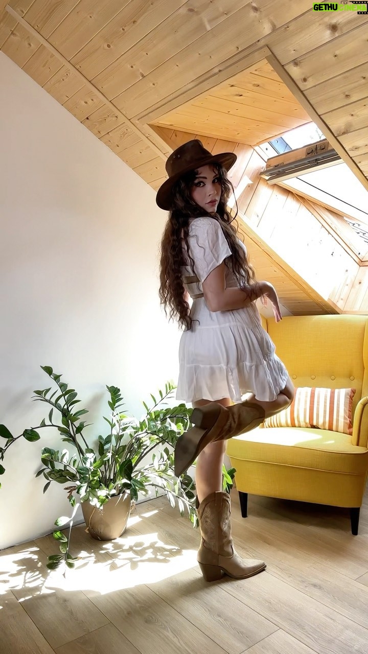 Kristal Shine - 1.3K Likes - KtorΓ½ outfit sa vΓ‘m pΓ‘Δi najviac?
Inak vΕ‘etko je z About you kde teraz mΓ‘m aj kΓ³d SHINE15 pre -15%
Biele Ε‘atiΔky: HOLLISTER
RuΕΎovΓ© : Florence by mills
TopΓ‘nky: Bershka