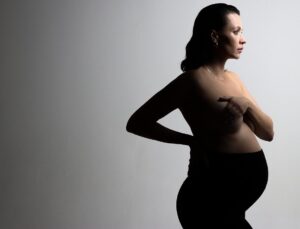 Kristen Gutoskie Instagram - Flashing back to some bump pics in honour of mama’s day weekend when the talented @elyse_levesque @picsbyme_elyse made me feel fabulous 🩷 (even though I had to pee every 10 minutes during this shoot and my right leg kept going numb 😂) #happymothersday #bumppic #pregnancy
