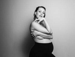 Kristen Gutoskie Instagram - Flashing back to some bump pics in honour of mama’s day weekend when the talented @elyse_levesque @picsbyme_elyse made me feel fabulous 🩷 (even though I had to pee every 10 minutes during this shoot and my right leg kept going numb 😂) #happymothersday #bumppic #pregnancy