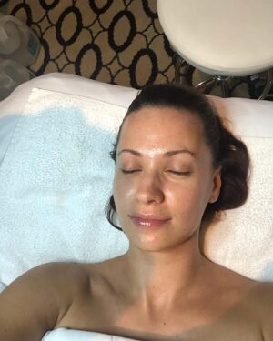 Kristen Gutoskie Instagram - Feeling fresh and glowy and relaxed thanks to the wonderful @sarahakramskincare @mypolyled 🙏🏼😘🙏🏼 #facial #skincare #sagawards