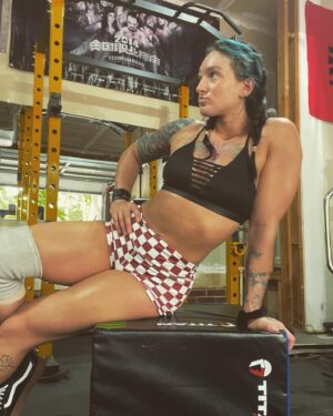 Kristen Stadtlander Instagram - There was a good man named Paul Revere, I feel much better, baby, when you’re near. 

-
-
-
- outfit from @thebarbellcartel code STAT15 #teambarbellcartel #thebarbellcartel #lfo #iamaliteralmess