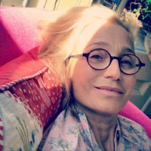 Kristin Scott Thomas Instagram - I do love a bit of pink. Sitting in the sun reciting my lines for tonight’s performance of #thehandofgod #alanbennett #talkingheads #thebridgetheatre