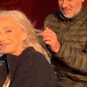 Kristin Scott Thomas Instagram - Merci pour l’accueil fantastique de ce film joyeux et joli. Beaucoup d’entre vous ont l’air d’aimer cette chevelure. Et c’est mon coiffeur du film @stephanedesmarez qui a réalisé le travail! Pas facile sur un bateau dans le vent…Stéphane me suit depuis plusieurs années sur les tournages. Et je l’aime❤️❤️😘#laurecalamy #oliviacote #lescycladesfilm