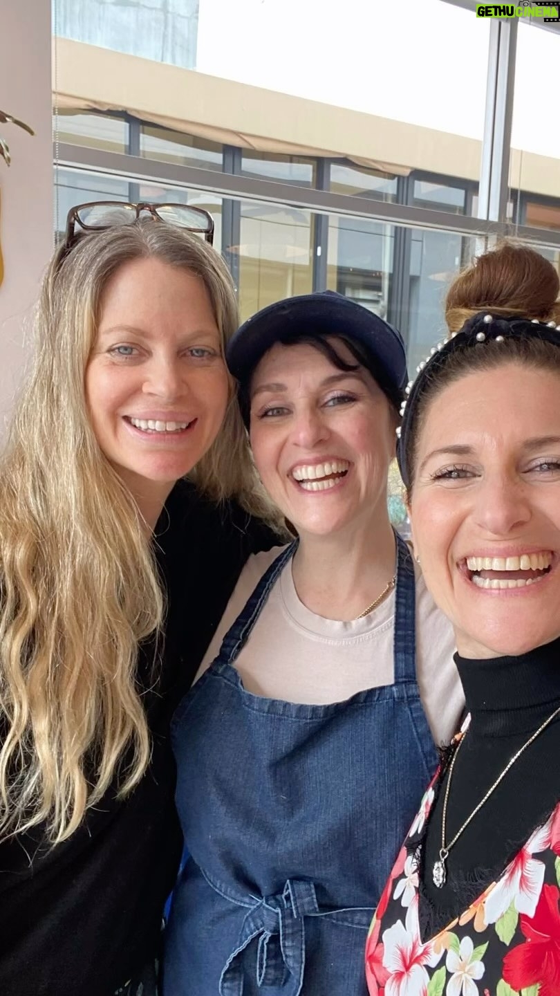 Kristin Bauer Instagram - These sisters @heysunshinekitchen are so delightful and their food is OFF THE HOOK!!! They have incredible cookbooks!!! Ones a Chef and ones a Nutritionist! They know their stuff! If you are ever in #culvercity you gotta have their Mediterranean hickory sandwich! My god!!! š š¤¤
