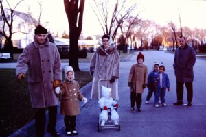 Kristin Bauer Instagram - Hadn’t seen this photo before my cousin sent this today. From left: My Dad, my sister (who’s no longer with us), my Mom with my sister in the stroller, my brother, my two cousins, and my Uncle Dick (who would have been 95 today). So nice to have these photos as 3 people in this one are gone. Such is life. Also, stroller technology has clearly advanced! #family #glamour #vintage #stroller