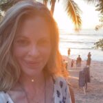 Kristin Bauer Instagram – Remembering to be alive in #costarica 🌊. We all went out to eat last night at the incredible @lalunanosara 😋 #newfreinds❤️ #yogaretreat #yoganidra #bluezone #ocean #life #ocean Music by @abrivanstraten