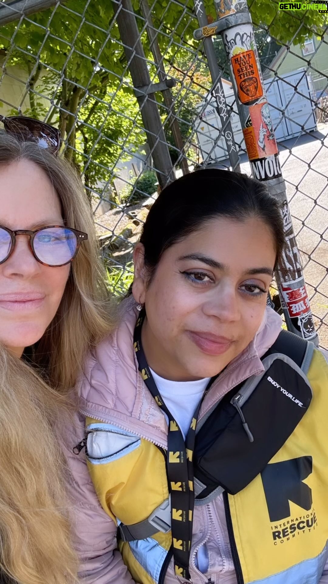 Kristin Bauer Instagram - Today I met this lovely lady on the street talking about rescue aid to Gaza. I became a monthly donor for @rescueorg - right now all tax deductible donations are doubled. #gaza #palestine #aidforgaza #aidforpalestine