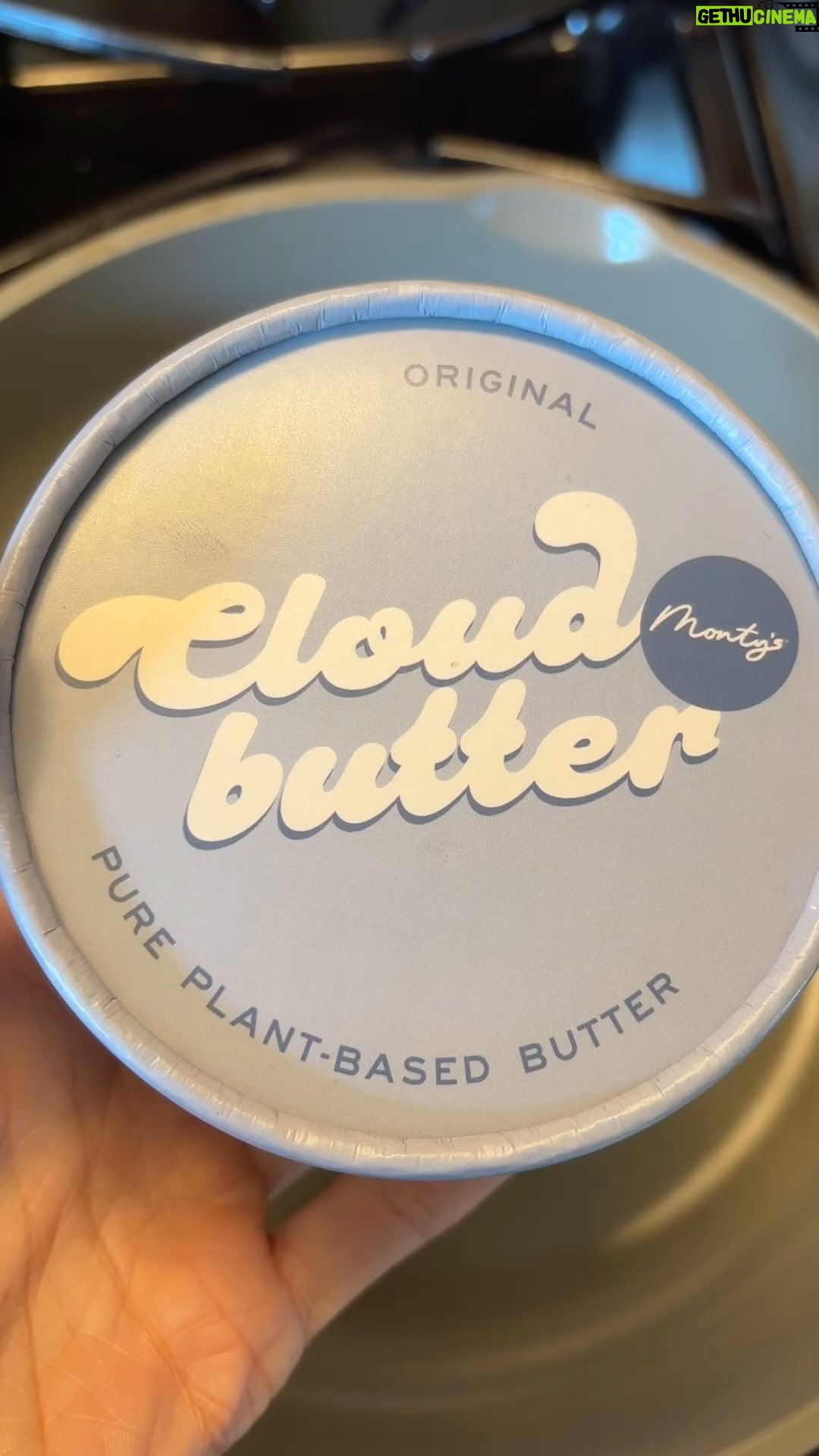 Kristin Bauer Instagram - Sunday #pancakes and #painting - this @montysnyc vegan butter is heaven! Just ask my cats! π±π€·ββοΈπ€£ Peanut Butter Pancake recipe from @anaiszanotti π π€€ #delicious #vegan #plantbased