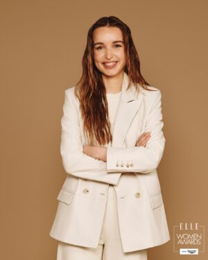 Kristína Nemčková Instagram - Mladá kuchařka, kterou si do svého týmu najala i nejlepší restaurace světa. Kristína Nemčková, @made_by_kristina byla na ELLE Women Awards nominována v kategorii Inspirace.

Kuchařka s česko-slovenskými kořeny měla o své práci vždy jasno. „Na rozdíl od většiny ostatních jsem odmalička věděla, že jinou profesi nechci,“ vypráví. Ve dvanácti letech si na Facebooku založila profil a pojmenovala ho „Jsem Masterchef“. V sedmnácti se jím skutečně stala a získala i titul nejmladší vítězky v historii. Hned poté spolu se svou babičkou vytvořila kuchařku #Upgrade plnou receptů tradiční české a slovenské kuchyně, které doplnila o své inovace. Kniha jí vydělala na studium prestižní školy Le Cordon Bleu v Londýně, kde získala Grand Diplôme®. Už při škole pracovala v michelinské restauraci Story na pozici Commis Chef, poté jako Chef de Partie. První měsíce ve Story popsala jako nejhorší ve svém životě, zároveň ji ale také nejvíce kariérně posunuly. V roce 2023 pak nastoupila do restaurace Geranium v Kodani, která má tři michelinské hvězdy a status nejlépe hodnocené restaurace světa. 

Více o projektu a celý medailonek @made_by_kristina najdete na ellewomenawards.elle.cz. 
___

Sako, kalhoty a top, vše @boss ; boty, Kristíniny vlastní 

Partnerem projektu je @eucerin_cz. 

Video: @tomasthurzo
Foto: @hana_knizova 
Šéfredaktorka: @thea_prokop
Fashion director: @mariakohutik 
Creative konzultant: @miraromaniv 
Vlasy & make-up: @adeladolejsihair @viktoreniak @esterginger @makeupbyannaprague 
Asistentka stylistky: @deborakellovska @rafferina 
Produkce: @viktorieborisova 
Texty: @thea_prokop @baruhac @machova_anna @nicolekudelkova 

#ELLEWomenAwards #ELLECzech #HappyBirthdayELLECzech #Birthday #Eucerin #AntiAge