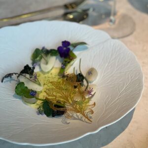 Kristína Nemčková Instagram - #𝐇𝐎𝐒𝐓𝐄𝐌 𝐕 𝐆𝐄𝐑𝐀𝐍𝐈𝐔
Měla jsem možnost zasednout za stůl a užít si kompletní servis v restauraci, ve které pracuji. Vidět chod Gerania očima hosta a ochutnat celé menu spárované s nápoji, byl pro mě zážitek, který mě přesvědčil o tom, jak moc hrdá jsem toho všeho součástí. ✨

Moc děkuji @restaurant_geranium a @karolina.ignataviciute 🫶🏼
~
#teamwork #thankful #makingmagic