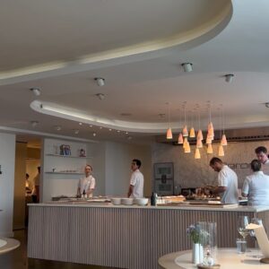 Kristína Nemčková Instagram - #𝐇𝐎𝐒𝐓𝐄𝐌 𝐕 𝐆𝐄𝐑𝐀𝐍𝐈𝐔
Měla jsem možnost zasednout za stůl a užít si kompletní servis v restauraci, ve které pracuji. Vidět chod Gerania očima hosta a ochutnat celé menu spárované s nápoji, byl pro mě zážitek, který mě přesvědčil o tom, jak moc hrdá jsem toho všeho součástí. ✨

Moc děkuji @restaurant_geranium a @karolina.ignataviciute 🫶🏼
~
#teamwork #thankful #makingmagic