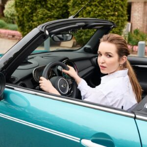 Kristína Nemčková Instagram - #𝐌𝐈𝐍𝐈 𝐂𝐎𝐎𝐏𝐄𝐑
Nádherně zbarvené MINI Cooper kabrio z edice Seaside od @minicz jsme měla možnost provětrat v květnu během pár dnů, co jsem byla v Praze. 
„S větrem ve vlasech“ vznikl i rozhovor se stejnou titulkou pro nejnovější vydání časopisu @mariannemagazine 🛻
~
#mini #minicooper #spoluprace #marianne