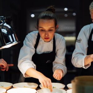 Kristína Nemčková Instagram - #𝐓𝐄𝐀𝐌
Pod jídlem v restauraci se podepisuje nejenom šéfkuchař, ale celý jeho tým, který se účastní příprav, včetně obsluhy. Právě díky týmové práci si může host odnést komplexní zážitek.
Během praxe, kterou v zahraničí nabírám, si důležitost týmovosti uvědomuji čím dále více.
~
Co si myslíte, že je ještě důležité v profesionální kuchyni?
www.madebykristina.cz

#kristinanemckova #chef #cheflife #madebykristina