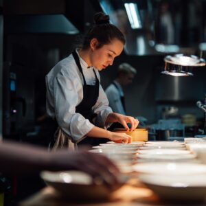 Kristína Nemčková Instagram - #𝐓𝐄𝐀𝐌
Pod jídlem v restauraci se podepisuje nejenom šéfkuchař, ale celý jeho tým, který se účastní příprav, včetně obsluhy. Právě díky týmové práci si může host odnést komplexní zážitek.
Během praxe, kterou v zahraničí nabírám, si důležitost týmovosti uvědomuji čím dále více.
~
Co si myslíte, že je ještě důležité v profesionální kuchyni?
www.madebykristina.cz

#kristinanemckova #chef #cheflife #madebykristina