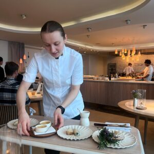 Kristína Nemčková Instagram - #𝐇𝐎𝐒𝐓𝐄𝐌 𝐕 𝐆𝐄𝐑𝐀𝐍𝐈𝐔
Měla jsem možnost zasednout za stůl a užít si kompletní servis v restauraci, ve které pracuji. Vidět chod Gerania očima hosta a ochutnat celé menu spárované s nápoji, byl pro mě zážitek, který mě přesvědčil o tom, jak moc hrdá jsem toho všeho součástí. ✨

Moc děkuji @restaurant_geranium a @karolina.ignataviciute 🫶🏼
~
#teamwork #thankful #makingmagic
