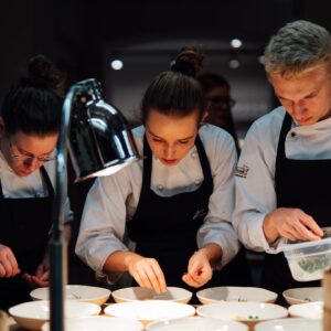 Kristína Nemčková Instagram - #𝐓𝐄𝐀𝐌
Pod jídlem v restauraci se podepisuje nejenom šéfkuchař, ale celý jeho tým, který se účastní příprav, včetně obsluhy. Právě díky týmové práci si může host odnést komplexní zážitek.
Během praxe, kterou v zahraničí nabírám, si důležitost týmovosti uvědomuji čím dále více.
~
Co si myslíte, že je ještě důležité v profesionální kuchyni?
www.madebykristina.cz

#kristinanemckova #chef #cheflife #madebykristina