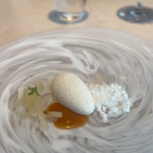 Kristína Nemčková Instagram - #𝐇𝐎𝐒𝐓𝐄𝐌 𝐕 𝐆𝐄𝐑𝐀𝐍𝐈𝐔
Měla jsem možnost zasednout za stůl a užít si kompletní servis v restauraci, ve které pracuji. Vidět chod Gerania očima hosta a ochutnat celé menu spárované s nápoji, byl pro mě zážitek, který mě přesvědčil o tom, jak moc hrdá jsem toho všeho součástí. ✨

Moc děkuji @restaurant_geranium a @karolina.ignataviciute 🫶🏼
~
#teamwork #thankful #makingmagic