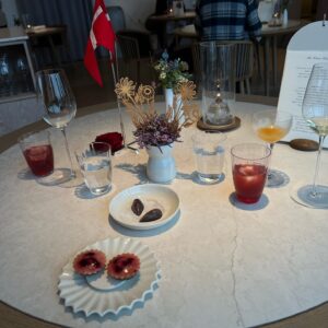 Kristína Nemčková Instagram - #𝐇𝐎𝐒𝐓𝐄𝐌 𝐕 𝐆𝐄𝐑𝐀𝐍𝐈𝐔
Měla jsem možnost zasednout za stůl a užít si kompletní servis v restauraci, ve které pracuji. Vidět chod Gerania očima hosta a ochutnat celé menu spárované s nápoji, byl pro mě zážitek, který mě přesvědčil o tom, jak moc hrdá jsem toho všeho součástí. ✨

Moc děkuji @restaurant_geranium a @karolina.ignataviciute 🫶🏼
~
#teamwork #thankful #makingmagic