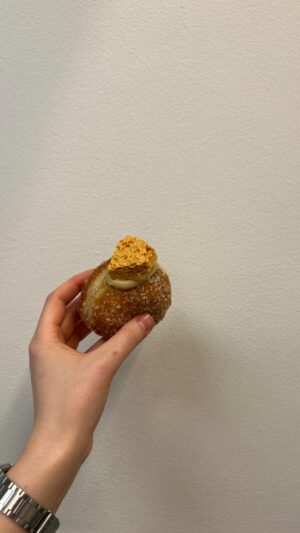 Kristína Nemčková Instagram - My last trip to London reminded me where the best doughnuts are. In Borough market at the @breadaheadbakery !🔥 
So I decided to bring a bit of London to Copenhagen and made them as a staff dessert for my colleagues in @restaurant_geranium 🤍
•
Během mé minulé návštěvy Londýna jsem si znovu připomněla jak skvělé jsou doughnuty z @breadaheadbakery v mém oblíbeném Borough marketu. A tak jsem se rozhodla přinést trocha Londýna do Kodaně a připravit je kolegům v práci. 🤭
Koblihy jsem naplnila karamelovým krémem a nahoře doplnila o “honeycomb”.
~
@breadaheadbakery najdete mezi mými gastrotipy, co ochutnat v Londýně v článku u mě na webu ;)
www.madebykristina.cz
~
#kristinanemckova #geranium #stafffood #doughnuts #breadahead #project #honeycomb