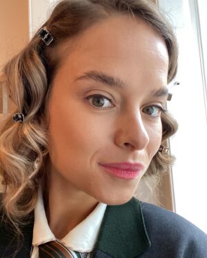 Kristína Svarinská Instagram - Kamoši, tak dnes púšťam do sveta Kláru. Kláru Zacharovú. Zdravo drzú, životom otrieskanú, ale s neustálym zápalom pre všetko, čo prináša. A že toho neprináša málo. Minimálne krásne priateľstvá, lásku, nelásku, túžbu po normálnom živote. 
Posledných pár mesiacov je Klára&co. mojimi najbližšími parťákmi, tak verím, že sa stanú aj vašimi. Toto je môj welcome drink pre vás, všetko ostatné je už namiešané, tak si to poriadne vychutnajte. Take care kamoši🤍

@tvmarkizaofficial & @voyo.sk 

#dunaj #obchodnýdom #tvseries #actress #love #friendships #klarinvýkop