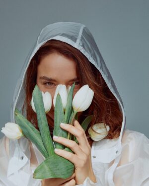 Kristína Svarinská Instagram - Vyšla síce v apríli, ale je to EMMA májová. A máj je môj najobľúbenejší mesiac. Aj maminky majú sviatok. Aj Kristína má sviatok. Dostala som teda predčasný narodeninový darček a môj dreamteam ma nakreslil, nahodil a vyfotil na titulku. Niečo som aj potrepkala, niečo som si nechala zas len pre seba, lebo ako sa hovorí “keep it balanced”. Kamoši, dobre sa majte, veľa sa smejte a tešte sa zo života. Stále je to pekné miesto pre všetky dobrodružstvá
🤍

📸 one&only @lukaskimlicka 
👗 beloved  @lenoc_skodova 
💅🏻 ňuňu  @tomasvida.makeup 

Cover&interview for @emma.magazine 

#dreamteam #koľkokvetovjedosťkvetov
#editorial #magazine #friendships
#zukostoj